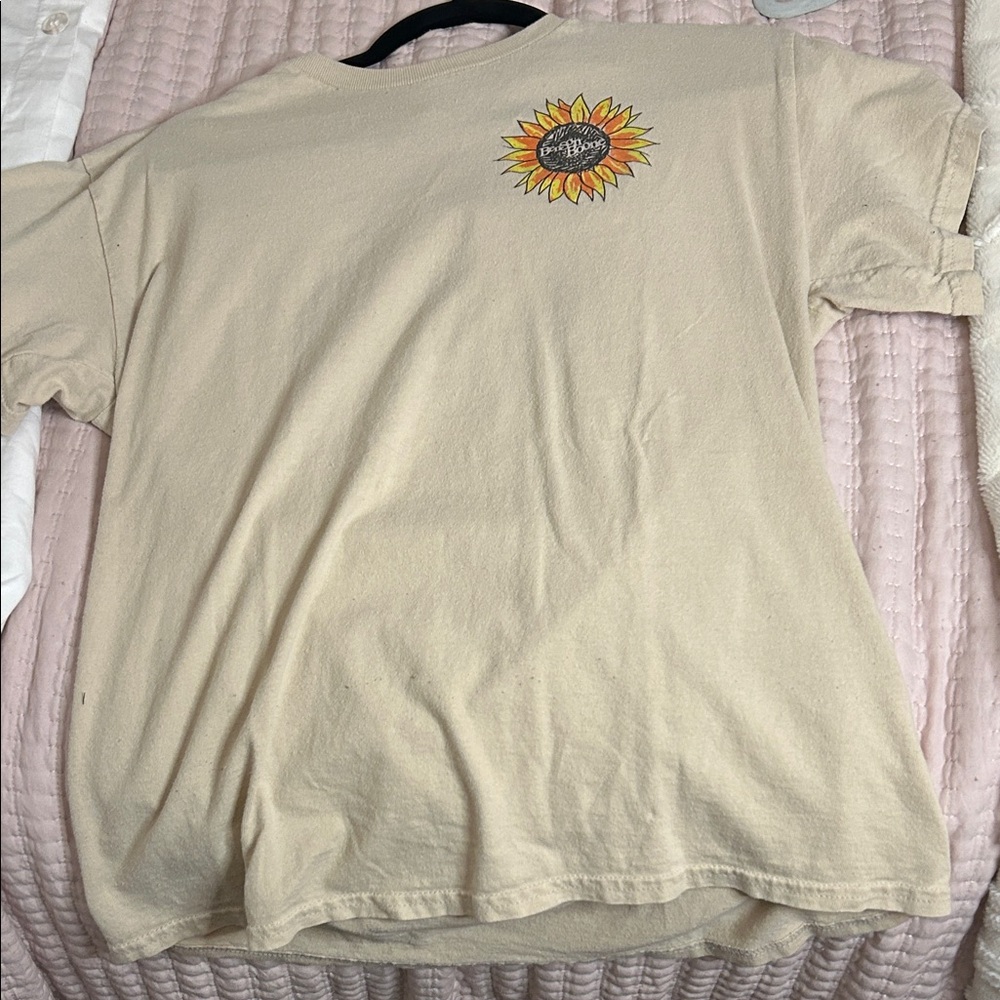 Gildan Benson Boone Short Sleeve Tee with Sunflower Design
